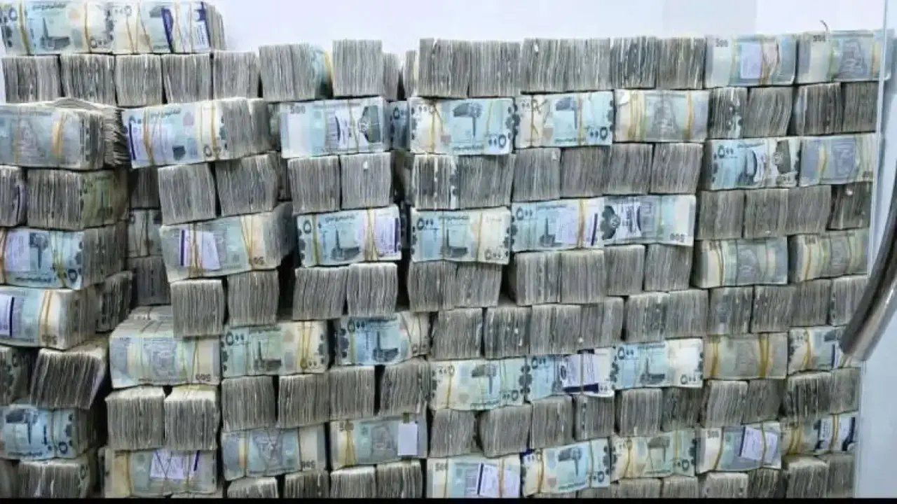 انهيار العملة في عدن يوسع فارق سعر الدولار أمام صنعاء إلى 1582 ريالًا